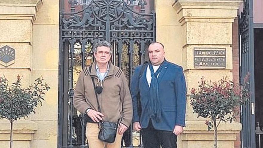 Profesor desplazado a Córdoba: Vasyl Mamrai (derecha) quiere volver a su país.