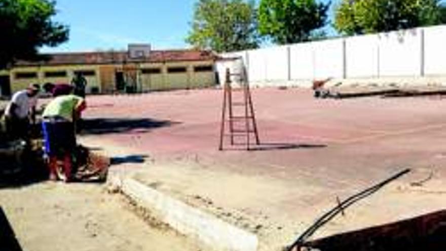 Empiezan los trabajos para construir una pista nueva de baloncesto