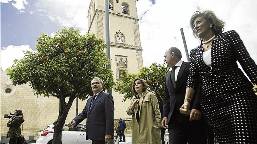 Sáenz de Santamaría distingue a 12 mandos de la Policía y la Guardia Civil de Badajoz