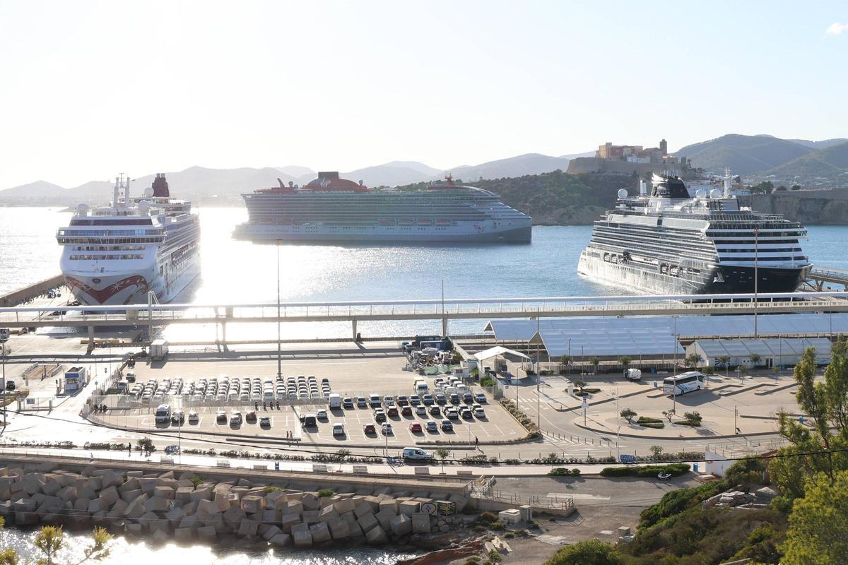 Llegada de tres cruceros al puerto de Ibiza en septiembre del año pasado.