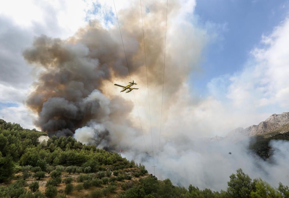 Los bomberos luchan contra el fuego en Guadalest