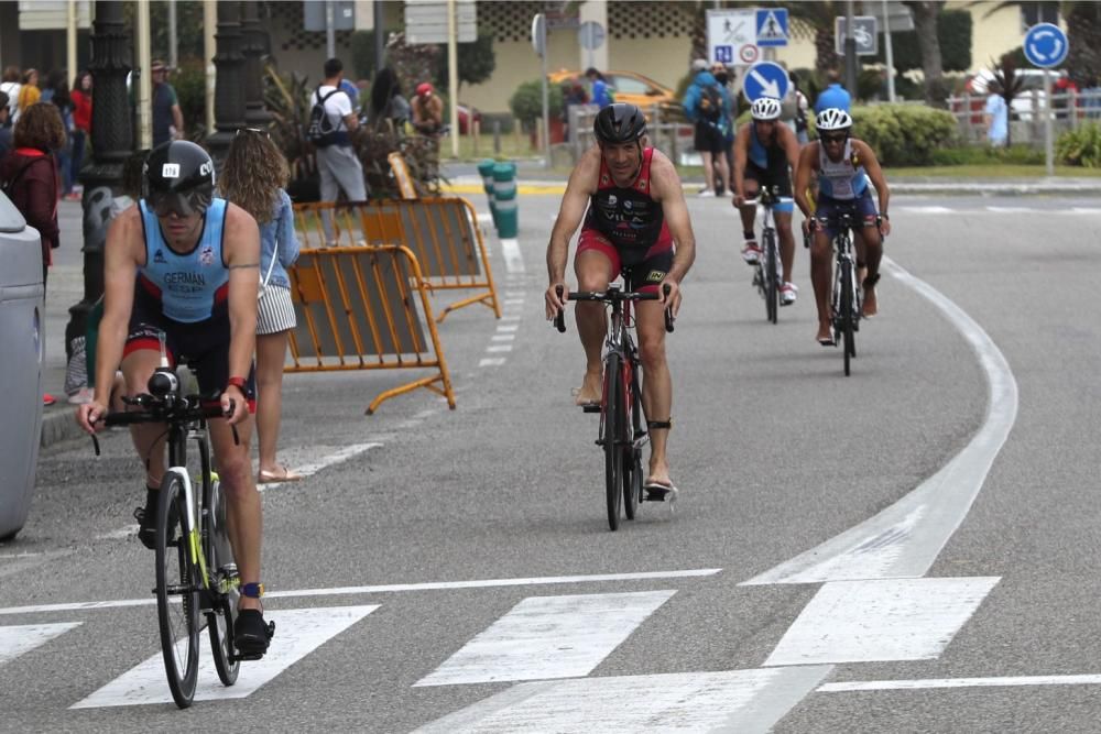 Noya encabeza el Triatlón Atlántico en Baiona. // J. Lores