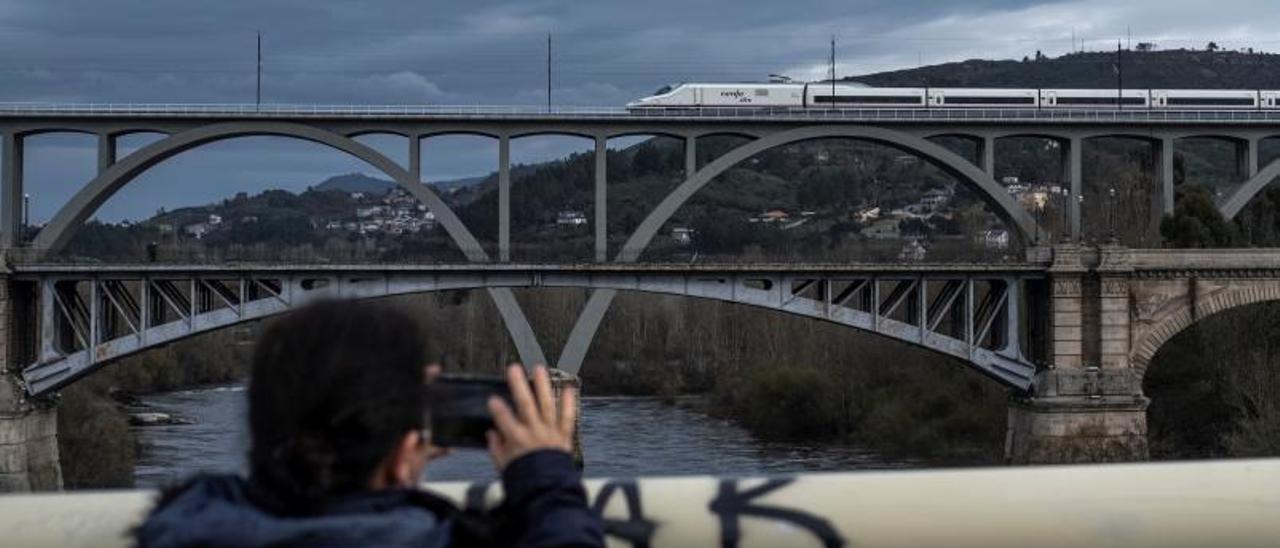 El AVE cruza el río Miño en pleno centro en Ourense.