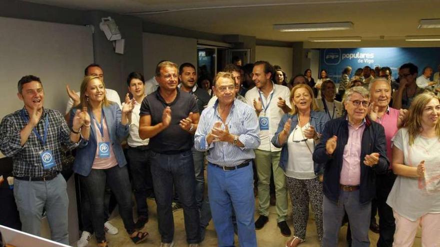 De izquierda a derecha, Fidalgo, Muñoz, Gago, Guerra, Mantilla, Dorado, Franco, Coello y Molares celebrando los resultados del PP en las elecciones generales del 26 de junio. // Marcos Canosa