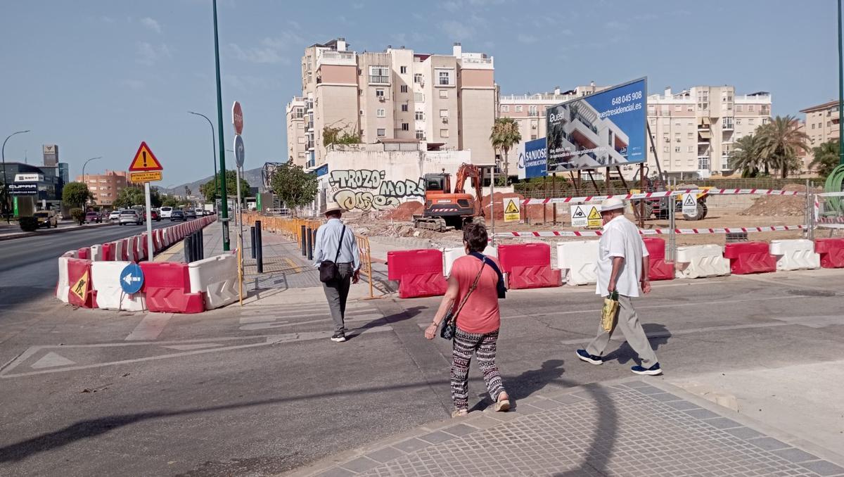Piden señalización en la avenida de Velázquez, para que al girar, los coches reduzcan la velocidad ante este paso peatonal provisional en Virgen de Belén.