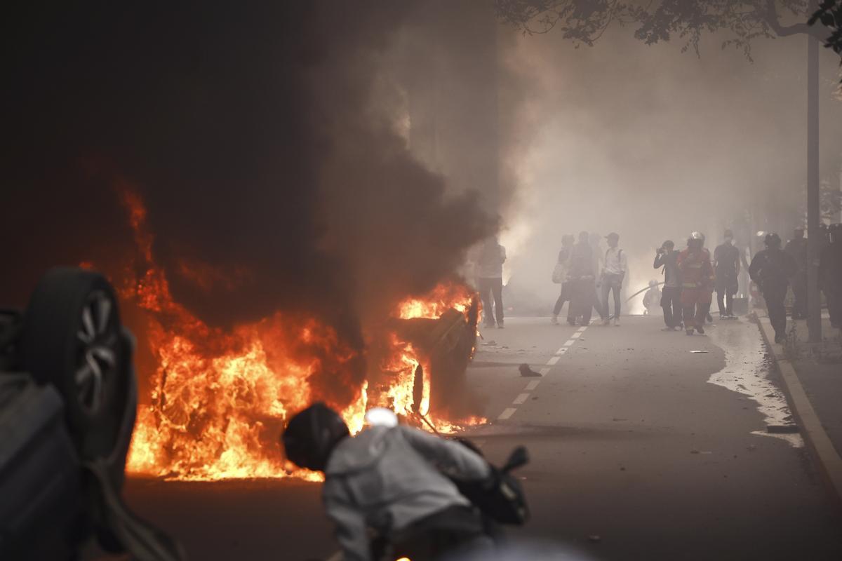 Mounia, la madre de Nahel encabeza una marcha blanca en Nanterre. La familia del joven fallecido ha convocado una marcha blanca en su memoria.