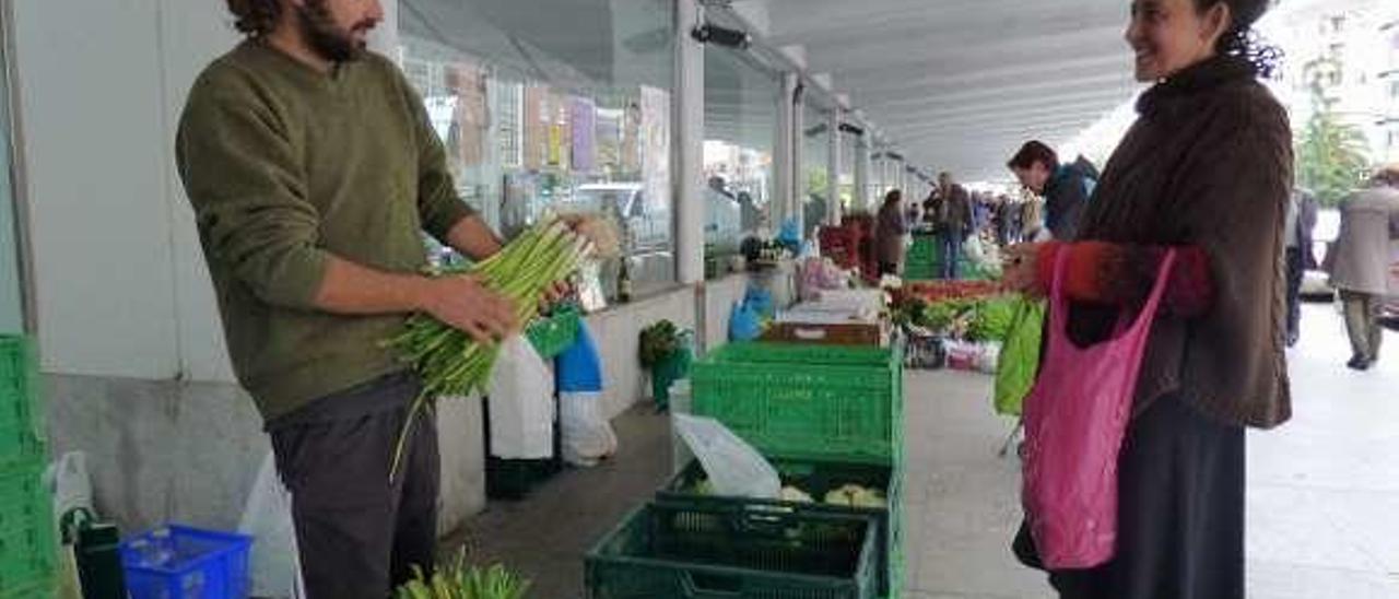 Christian Calabrese vende unos ajetes a Rosa Cañadas.