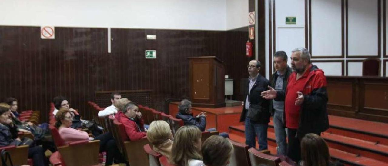 Asamblea de trabajadores de Linorsa, en la Casa Sindical de Ourense. // Jesús Regal