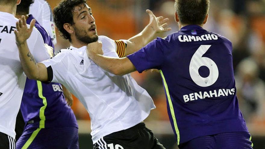 Camacho, que se estrenó el sábado, lucha por la posición en Valencia con Parejo.