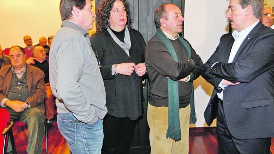 Carreño, a la derecha, conversa con unos militantes en la Casa del Pueblo. A la izquierda, sentado, Masip.