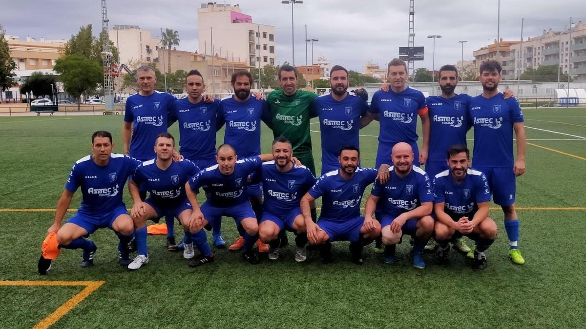 La plantilla del equipo de veteranos del Alcora Asitec que presenta para el campeonato provincial de la actual temporada 2024/25 la forman los jugadores Manolo Saborit, Dani Ibarra, Iván Luque, Adrián Gimeno, Manuel Benicelli, Jorge Salvador, Joaquín Bellés y Jorge Palanques (de pie); Roberto Antequino, Miguel Rull, Héctor Cabello, Ismael Nieto, Pablo Cotanda, Remus Berechet y Dani Gimeno (todos ellos en la fila interior).