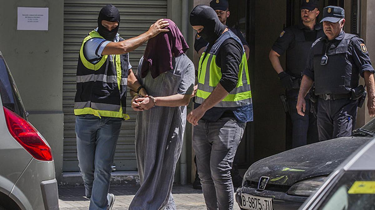 Detingut a València un presumpte gihadista que havia creat un entramat virtual dedicat a exalçar l’ideari del Daesh.