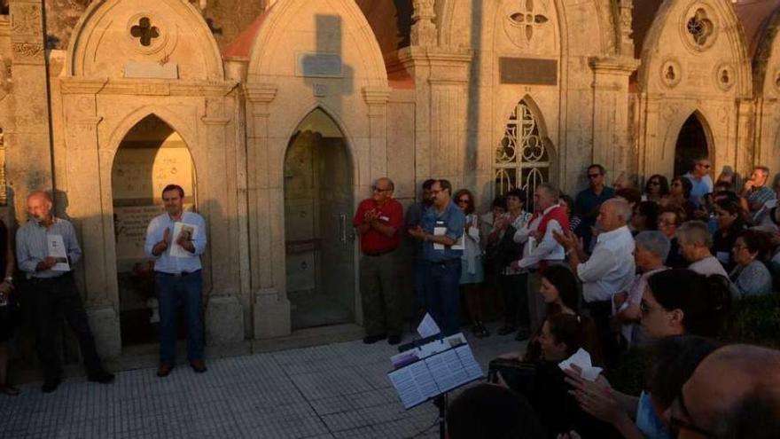 Homenaje a la famila Torres Villaverde, ayer, en el cementerio de Mourente. // N. Parga