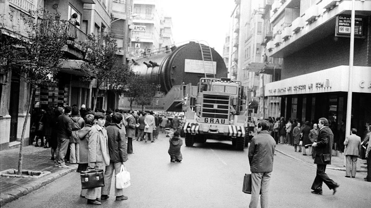 Camión con destino a la central nuclear de Trillo a su paso por pleno centro del casco urbano de Villena el 18 de mayo 1983.