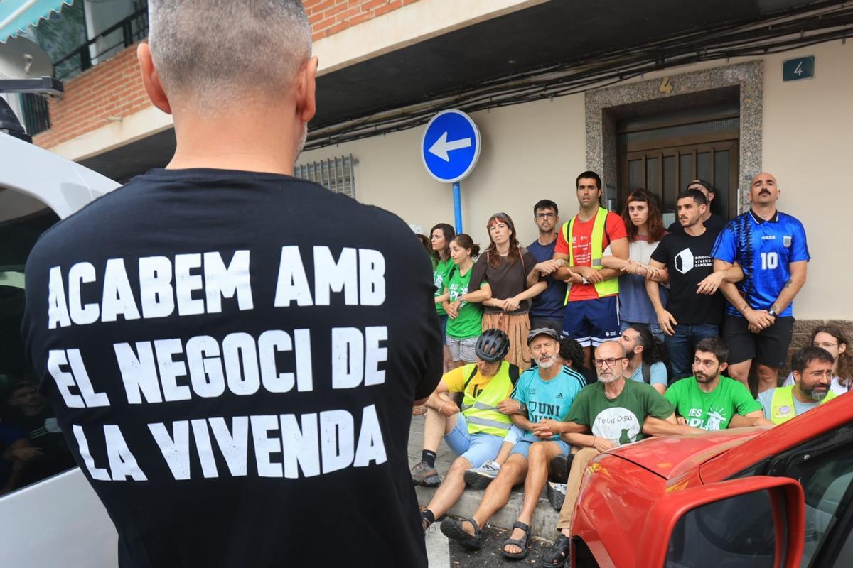 Tensión entre policías y manifestantes en un desalojo con dos menores en Alicante