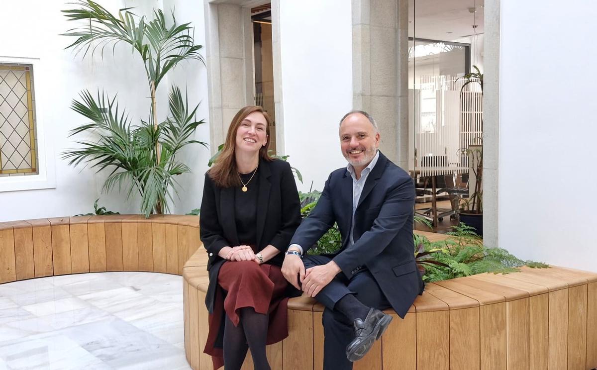 Regades (d.), con Gala Llano, esta mañana, en la sede de Areal de Zona Franca.