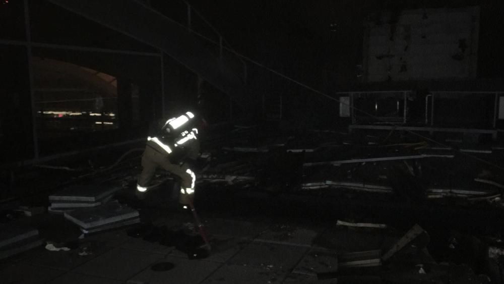 Los bomberos trabajando por la noche