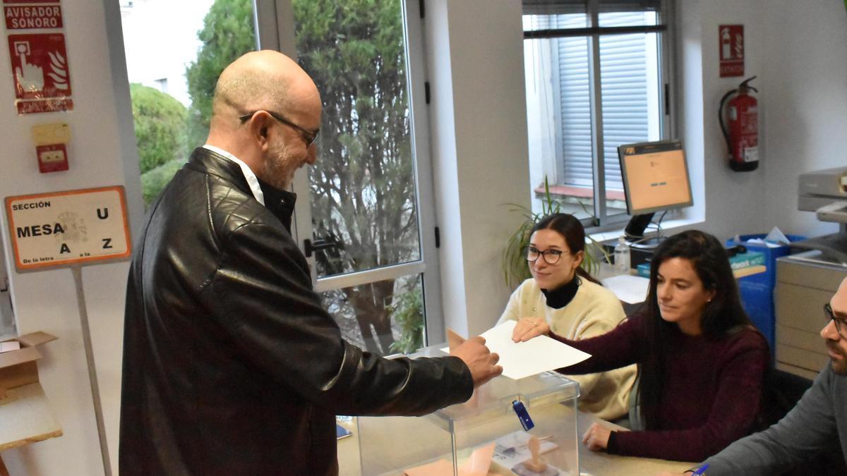 José Antonio González, de Unidas por Extremadura, vota.