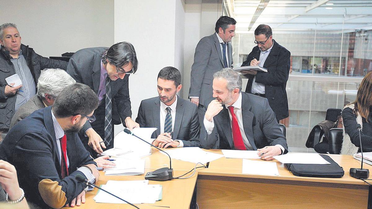 Apertura de ofertas del anterior concurso en la Mesa de Contratación presidida por López  Miras.