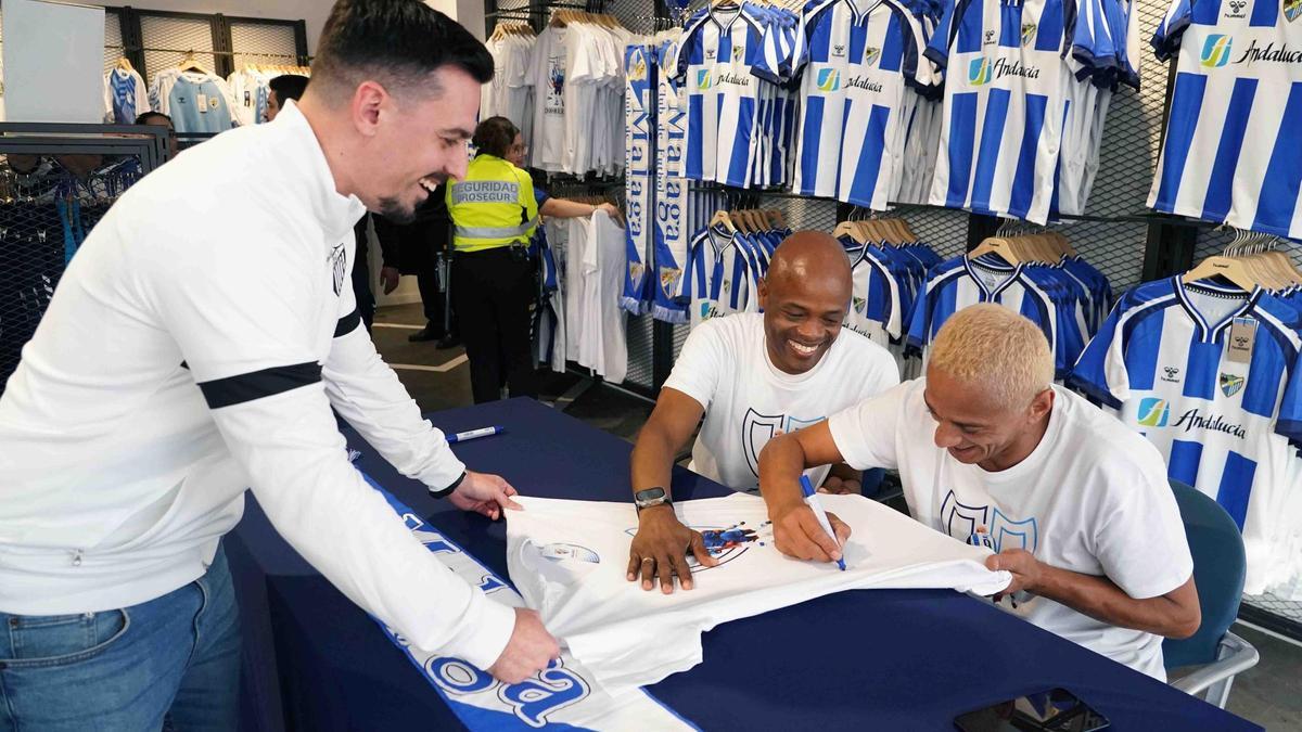 Dely Valdés y Darío Silva firmaron centenares de camisetas.