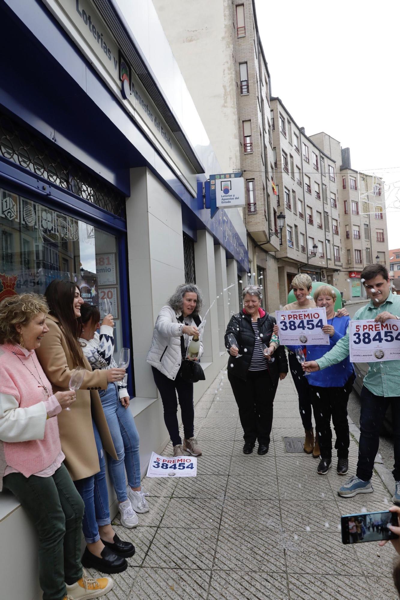 EN IMÁGENES | El Gordo reparte millones en Asturias: así ha sido la jornada de la Lotería de Navidad en Asturias