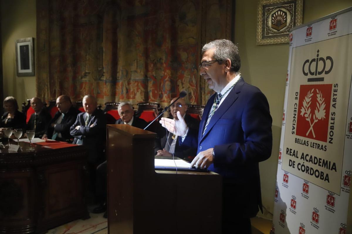 Antonio Pulido lee su discurso de investidura como académico de honor en Córdoba.