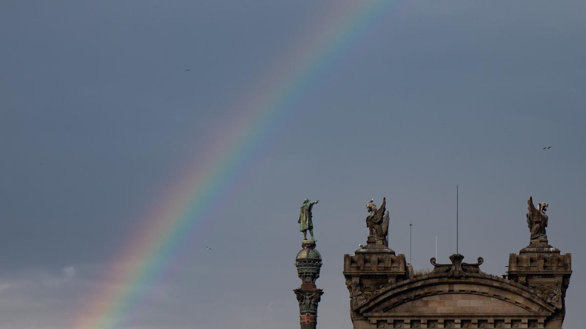 Arco Iris junto a la estatua de Colón, en febrero del 2021