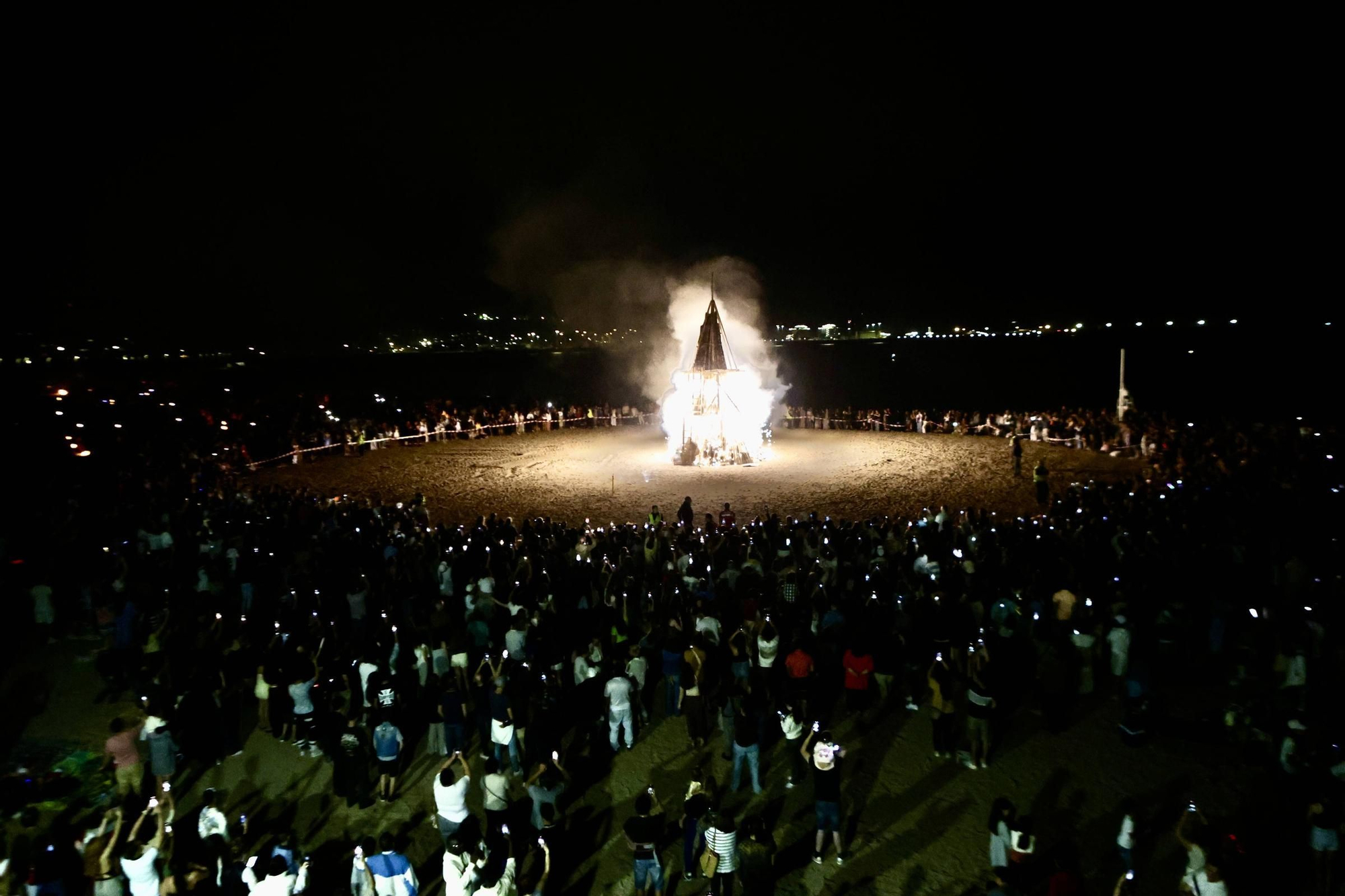 Fuegos artificiales, música, flores, hoguera... la celebración de San Juan en Gijón, en imágenes