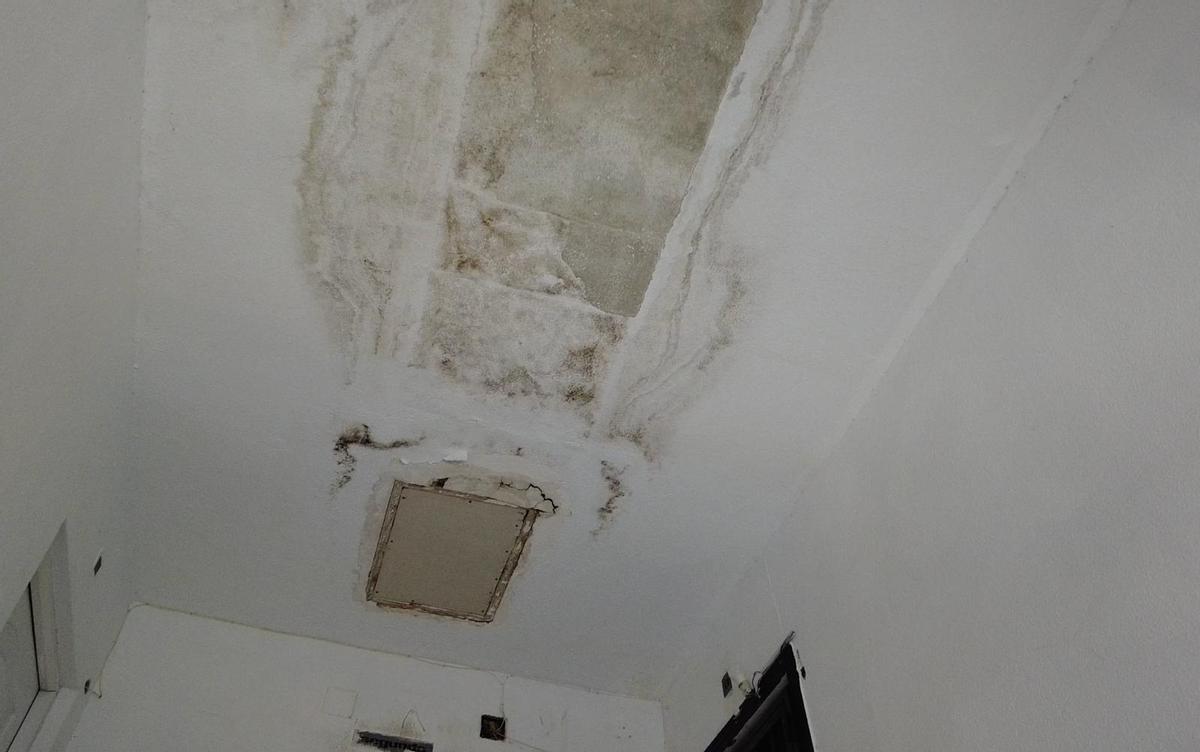 Humedades en el techo de uno de los edifcios afectados.