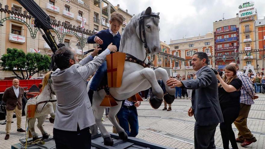 El Sant Jordiet estrena corcel en los Moros y Cristianos de Alcoy