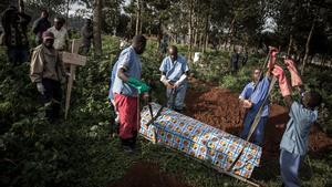 Sanitarios entierran a un contagiado de ébola en mayo del 2019, en Butembo.