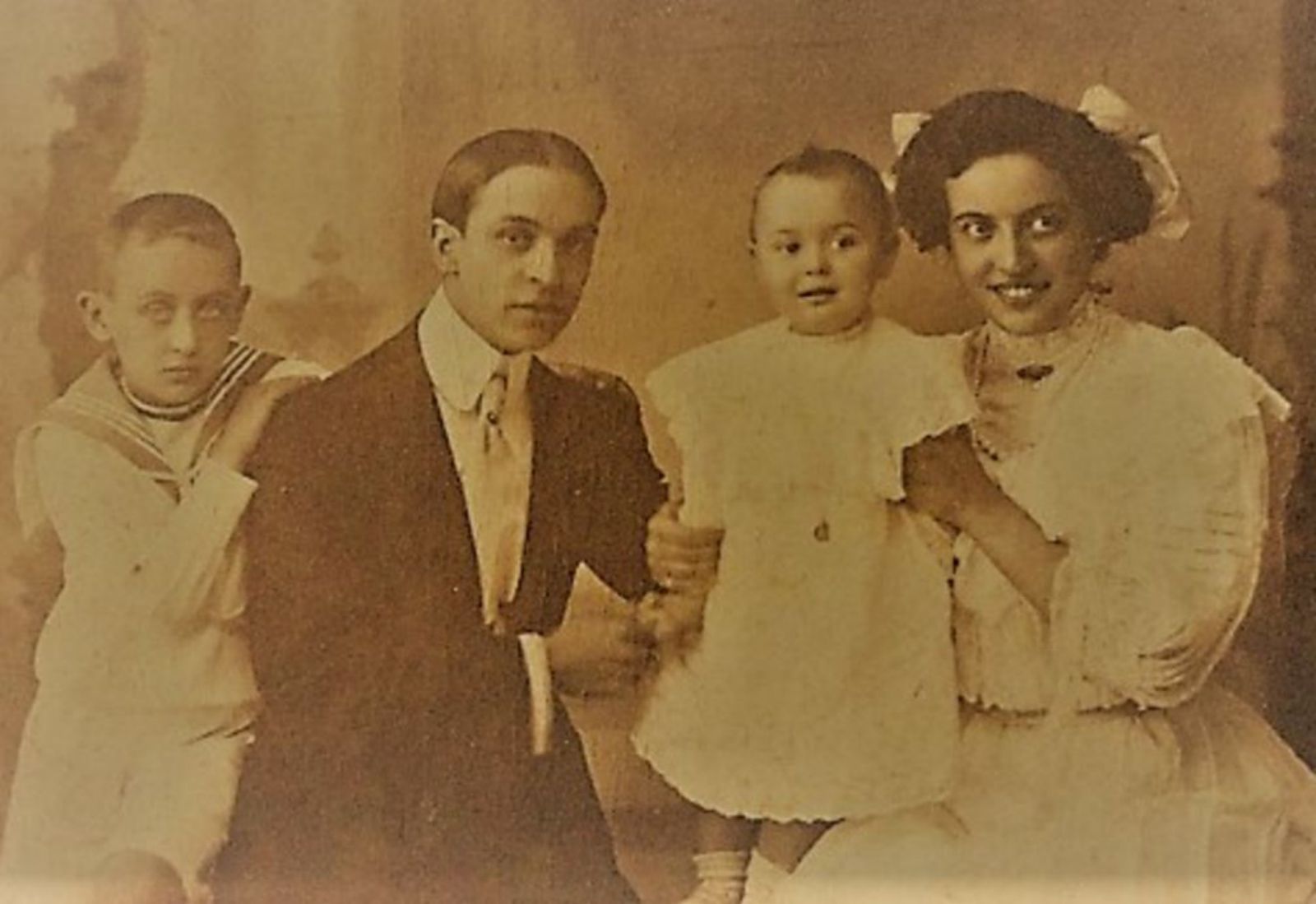 Unha foto familiar en Vigo, datada en 1910.   | // Arquivo A Cepa