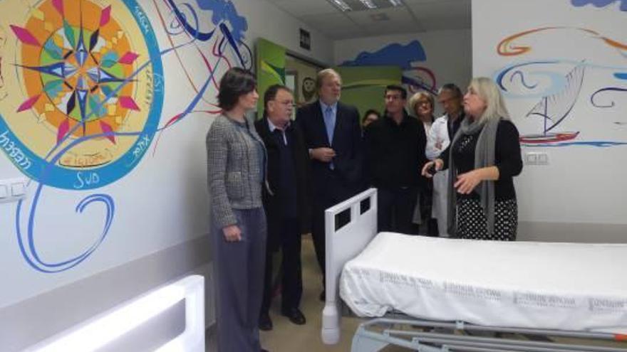 La consellera Montón, en su visita al servicio de urgencias pediátricas del hospital de Ontinyent.