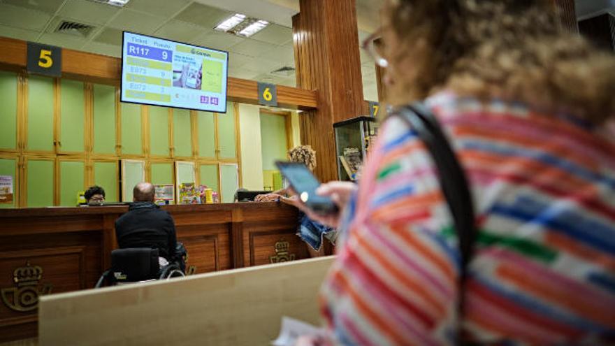 Una usuaria de Correos espera su turno en la oficina central de Santa Cruz de Tenerife.