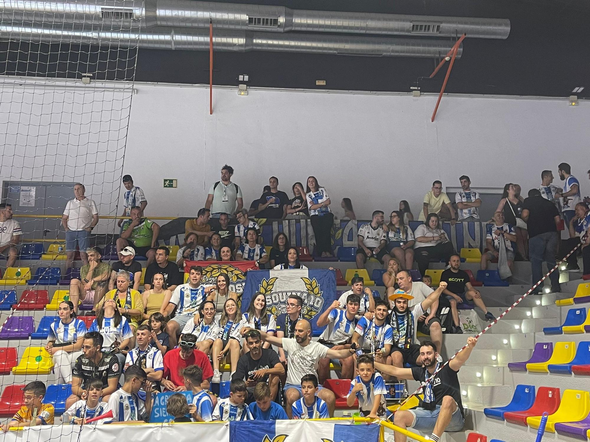 Afición en el pabellón de Antequera