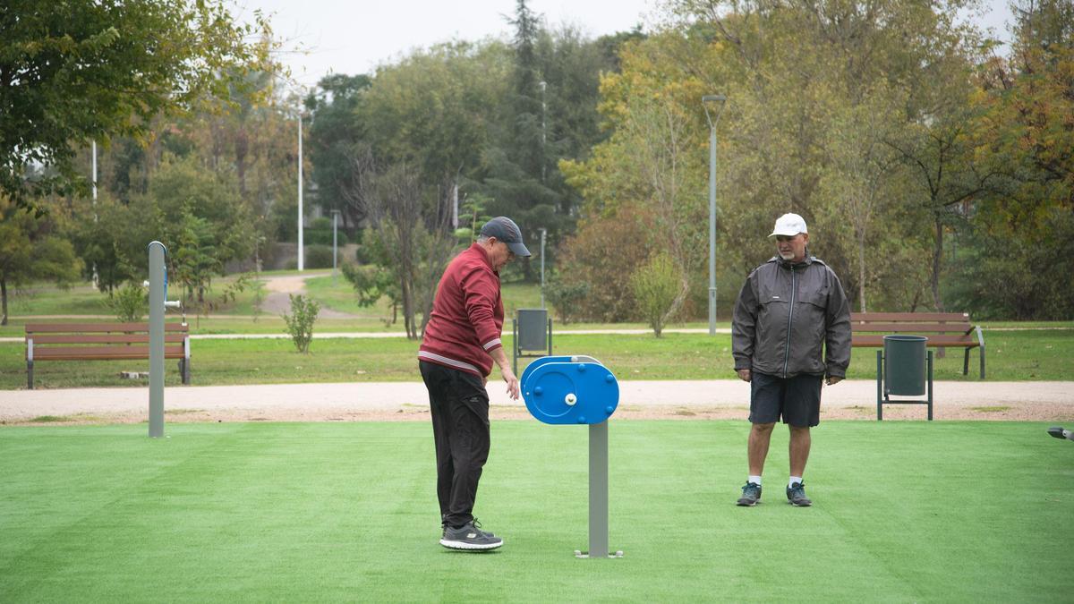 Dos usuarios disfrutan del nuevo parque para mayores de Pancaliente.