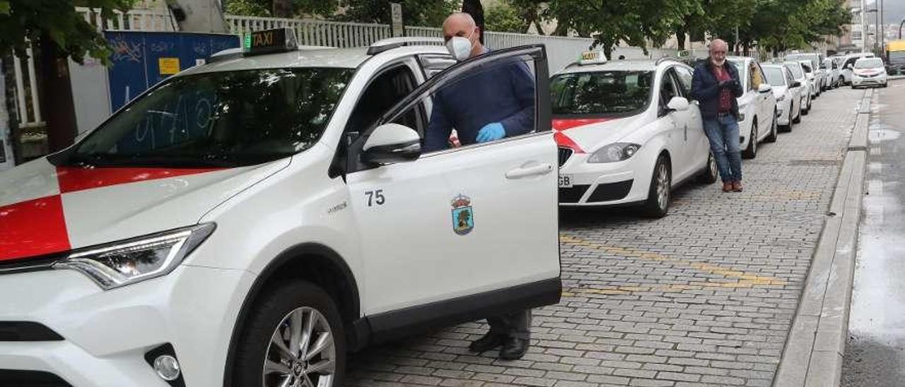 Plan de desescalada en Vigo | El taxi factura un 85% menos y hay coches que  ya no salen por el desplome de viajeros por el coronavirus
