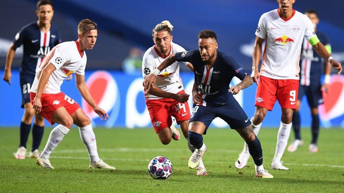 Neymar supera a Kevin Kampl en las semifinales de Lisboa