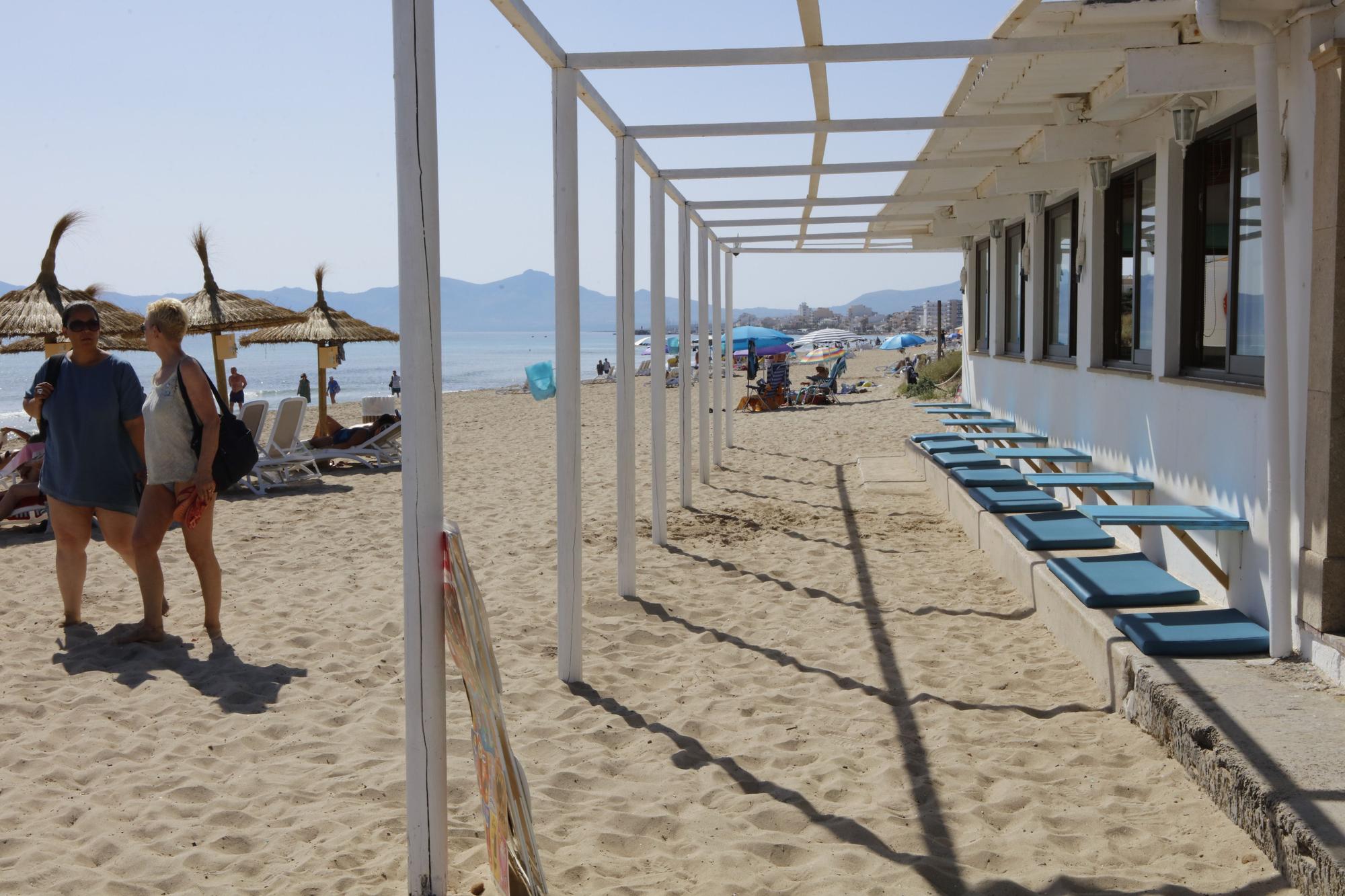 Auf Sand gebaut: Strandlokale und Häuser der Siedlung Ses Casetes des Capellans an der Playa de Muro