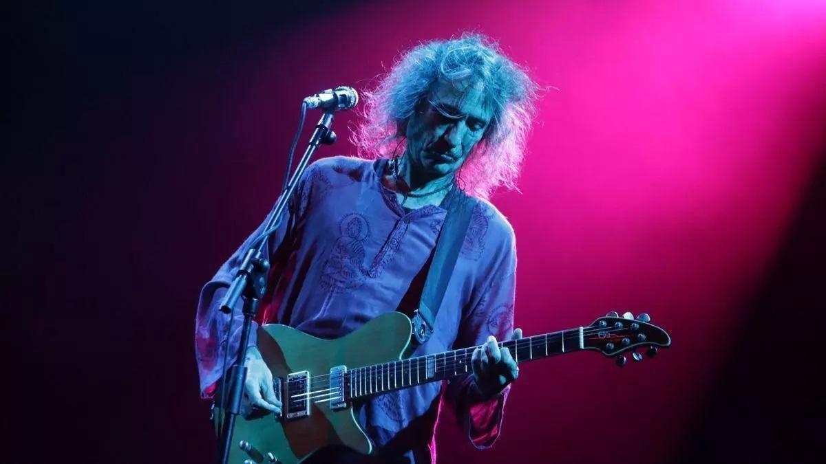 Robe Iniesta durante uno de sus conciertos.