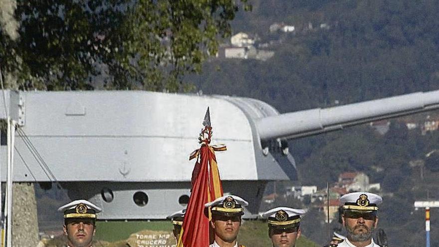 Escolta de la bandera en un desfile de la Escuela Naval. // S.A.