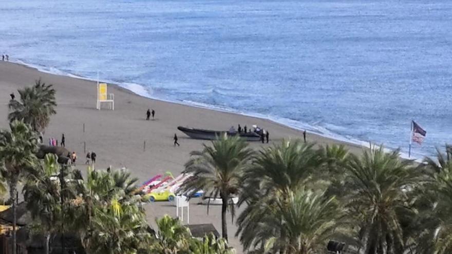 Imagen de la planeadora en la playa de El Bajondillo.