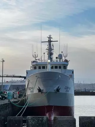 El pesquero ruso de capital gallego se acostumbra (por fuerza) al Caribe: el «Novaya Zemlya» no ha vuelto a Vigo desde el veto de Madrid