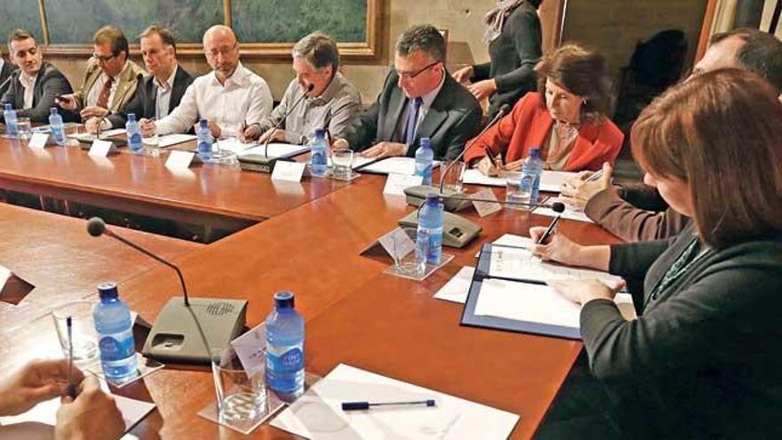 El Consolat del Mar, sede de la presidencia del Govern, reunió ayer a 27 políticos, sindicalistas y empresarios en la firma del pacto por la competitividad.