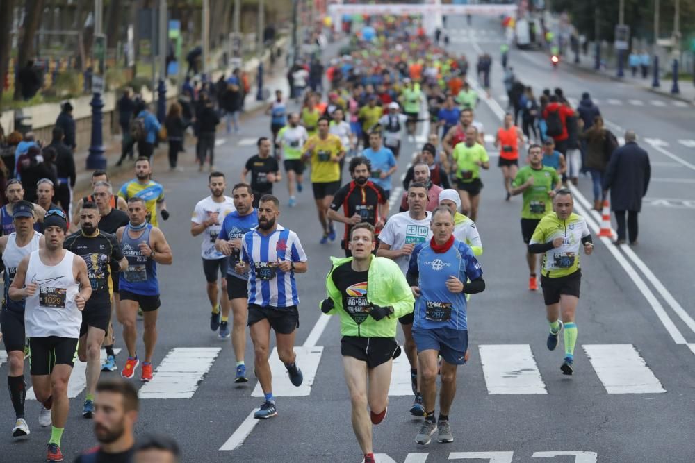 La Vig-Bay saca a la calle a miles de corredores. // Alba Villar