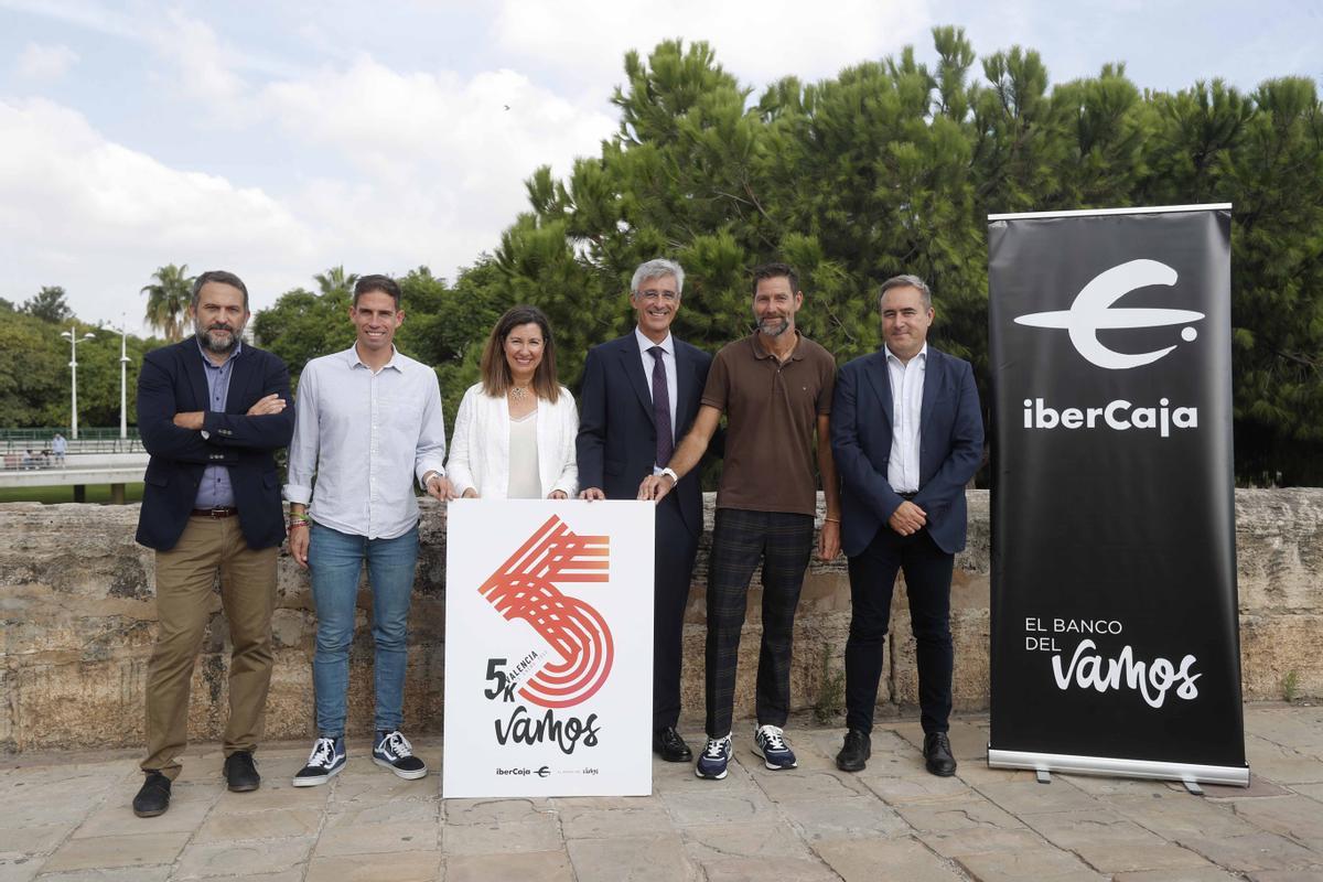 Los patrocinadores posan en el Puente del Mar