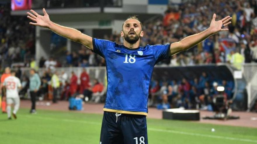 Muriqi durante un partido con Kosovo.