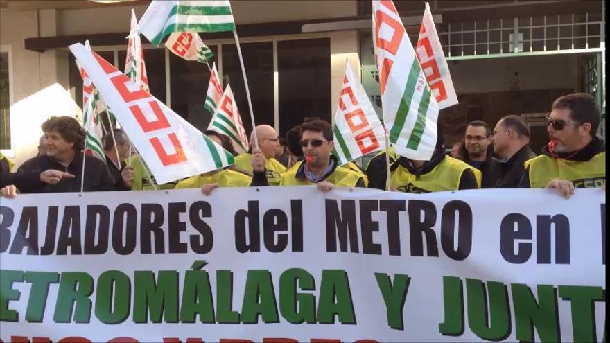Concentración de los trabajadores del metro de Málaga