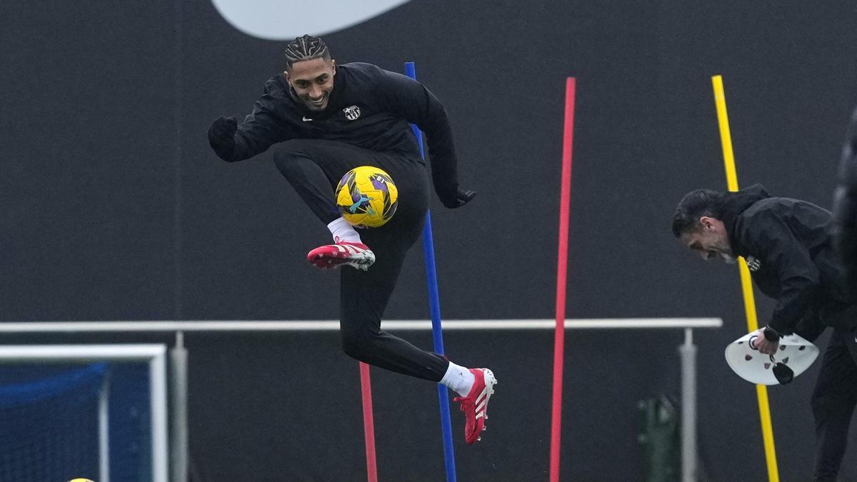 Raphinha controla el balón en el último entrenamiento del Barça previo a la visita de Osasuna a Montjuïc.
