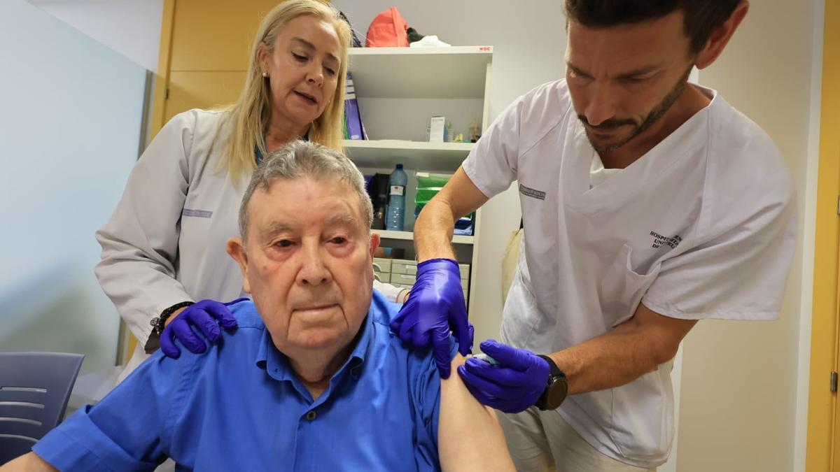 Un adulto se vacuna esta semana, dentro de las campañas del calendario de este 2025, en un centro de salud de Castelló.